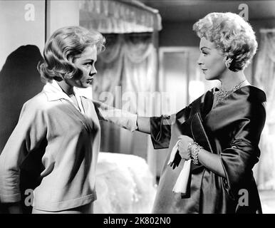 Sandra Dee & Lana Turner Film: Imitation of Life (1959) Charaktere: Susie, 16 Jahre, Lora Meredith Regie: Douglas Sirk 17 April 1959 **WARNUNG** Dieses Foto ist nur für redaktionelle Zwecke bestimmt und unterliegt dem Copyright von UNIVERSAL und/oder dem Fotografen, der von der Film- oder Produktionsfirma beauftragt wurde und darf nur durch Publikationen im Zusammenhang mit der Bewerbung des oben genannten Films reproduziert werden. Eine obligatorische Gutschrift an UNIVERSAL ist erforderlich. Der Fotograf sollte auch bei Bekanntwerden des Fotos gutgeschrieben werden. Ohne schriftliche Genehmigung der Film Company kann keine kommerzielle Nutzung gewährt werden. Stockfoto