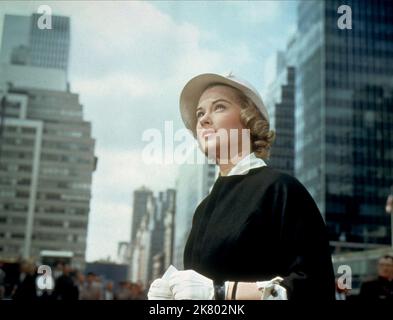 Hope Lange Film: Das Beste Von Allem (1959) Charaktere: Caroline Bender 09. Oktober 1959 **WARNUNG** Dieses Foto ist nur für redaktionelle Verwendung bestimmt und unterliegt dem Copyright von 20 CENTURY FOX und/oder des Fotografen, der von der Film- oder Produktionsfirma beauftragt wurde, und kann nur von Publikationen im Zusammenhang mit der Bewerbung des oben genannten Films reproduziert werden. Eine obligatorische Gutschrift an 20 CENTURY FOX ist erforderlich. Der Fotograf sollte auch bei Bekanntwerden des Fotos gutgeschrieben werden. Ohne schriftliche Genehmigung der Film Company kann keine kommerzielle Nutzung gewährt werden. Stockfoto