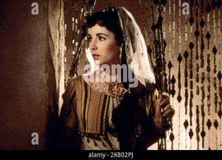 Elizabeth Taylor Film: Ivanhoe (USA 1952) Charaktere: Rebecca Regie: Richard Thorpe 12 June 1952 **WARNUNG** Dieses Foto ist nur für redaktionelle Zwecke bestimmt und unterliegt dem Copyright von MGM und/oder dem Fotografen, der von der Film- oder Produktionsfirma beauftragt wurde, und kann nur durch Publikationen im Zusammenhang mit der Bewerbung des oben genannten Films reproduziert werden. Eine obligatorische Gutschrift an MGM ist erforderlich. Der Fotograf sollte auch bei Bekanntwerden des Fotos gutgeschrieben werden. Ohne schriftliche Genehmigung der Film Company kann keine kommerzielle Nutzung gewährt werden. Stockfoto