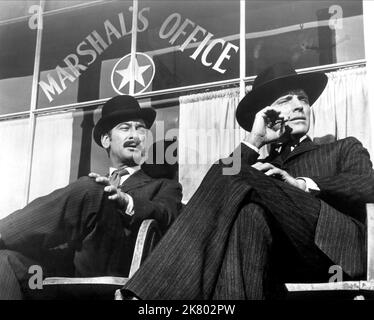 Burt Lancaster Film Gunfight at the O.K. Corral; Gunfight at the OK Corral (USA 1957) Charaktere: Marshal Wyatt Earp Regisseur: John Sturges 30. Mai 1957 **WARNUNG** dieses Foto ist nur für redaktionelle Zwecke bestimmt und unterliegt dem Urheberrecht von PARAMOUNT und/oder dem Fotografen, der von der Film or Production Company zugewiesen wurde. Es ist eine obligatorische Gutschrift bis ÜBERGEORDNETEN BETRAG erforderlich. Der Fotograf sollte ebenfalls angerechnet werden, wenn er bekannt ist. Ohne schriftliche Genehmigung der Film Company kann keine kommerzielle Nutzung gewährt werden. Stockfoto