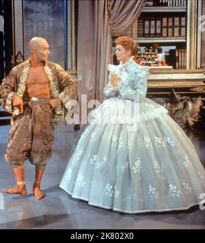 YUL Brynner & Deborah Kerr Film The King and I (1958) Charaktere: König Mongkut von Siam, Anna Leonowens Regie: Walter lang 28. Juni 1956 **WARNUNG** dieses Foto ist nur für redaktionelle Zwecke bestimmt und unterliegt dem Copyright von 20 CENTURY FOX und/oder dem Fotografen, der von der Film or Production Company zugewiesen wurde. Eine obligatorische Gutschrift für 20 CENTURY FOX ist erforderlich. Der Fotograf sollte ebenfalls angerechnet werden, wenn er bekannt ist. Ohne schriftliche Genehmigung der Film Company kann keine kommerzielle Nutzung gewährt werden. Stockfoto