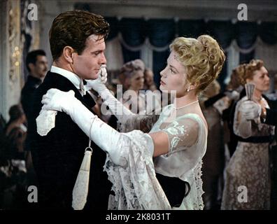 Louis Jourdan & Grace Kelly Film: Der Schwan (USA 1956) Charaktere: Dr. Nichola Agi, Prinzessin Alexandra Regie: Charles Vidor 18 April 1956 **WARNUNG** Dieses Foto ist nur für redaktionelle Zwecke bestimmt und unterliegt dem Copyright von MGM und/oder dem von der Film- oder Produktionsfirma beauftragten Fotografen und kann nur durch Publikationen im Zusammenhang mit der Bewerbung des oben genannten Films reproduziert werden. Eine obligatorische Gutschrift an MGM ist erforderlich. Der Fotograf sollte auch bei Bekanntwerden des Fotos gutgeschrieben werden. Ohne schriftliche Genehmigung der Film Company kann keine kommerzielle Nutzung gewährt werden. Stockfoto