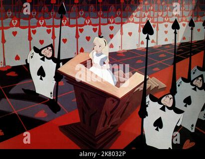 Alice wird von Queen of Hearts vor Gericht gestellt Film: Alice im Wunderland (USA 1951) Regie: Clyde Geronimi, Wilfred Jackson, Hamilton Luske, Regie: C.Geronimi, H.Luske, W.Jackson 26 July 1951 **WARNUNG** Dieses Foto ist nur für redaktionelle Zwecke bestimmt und unterliegt dem Copyright von WALT DISNEY und/oder dem Fotografen, der von der Film- oder Produktionsfirma beauftragt wurde, und kann nur von Publikationen im Zusammenhang mit der Bewerbung des oben genannten Films reproduziert werden. Eine obligatorische Gutschrift an WALT DISNEY ist erforderlich. Der Fotograf sollte auch bei Bekanntwerden des Fotos gutgeschrieben werden. Ohne schriftliche Verfasserin kann keine kommerzielle Nutzung gewährt werden Stockfoto