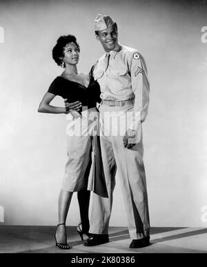 Dorothy Dandridge & Harry Belafonte Film Carmen Jones (1959) Charaktere: Carmen Jones & Joe Regie: Otto Preminger 05. Oktober 1954 **WARNUNG** dieses Foto ist nur für redaktionelle Zwecke bestimmt und unterliegt dem Copyright von 20THCENTURY FOX und/oder dem Fotografen, der von der Film or Production Company zugewiesen wurde. Es kann nur durch Veröffentlichungen in Verbindung mit der Werbung für den obigen Film reproduziert werden. Eine obligatorische Gutschrift für 20THCENTURY FOX ist erforderlich. Der Fotograf sollte ebenfalls angerechnet werden, wenn er bekannt ist. Ohne schriftliche Genehmigung der Film Company kann keine kommerzielle Nutzung gewährt werden. Stockfoto