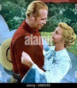 Wayne Morris & Lola Albright Film: Sierra Passage (1951) Charaktere: Johnny Yorke & Ann Walker Regie: Frank McDonald 07 January 1951 **WARNUNG** Dieses Foto ist nur für redaktionelle Zwecke bestimmt und unterliegt dem Copyright der Film Company und/oder des Fotografen, der von der Film- oder Produktionsfirma beauftragt wurde und darf nur von Publikationen im Zusammenhang mit der Bewerbung des oben genannten Films reproduziert werden. Eine obligatorische Gutschrift an die Filmgesellschaft ist erforderlich. Der Fotograf sollte auch bei Bekanntwerden des Fotos gutgeschrieben werden. Ohne schriftliche Genehmigung der Film Company kann keine kommerzielle Nutzung gewährt werden. Stockfoto