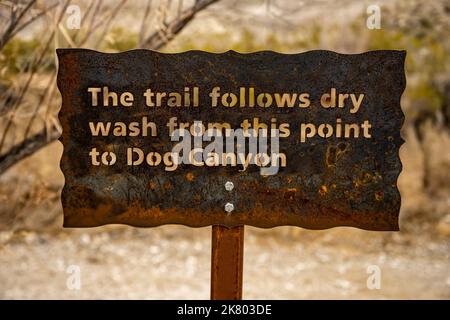 Dog Canyon Wegbeschreibung Schild im Big Bend Nationalpark Stockfoto