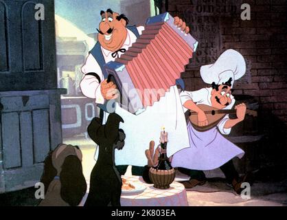 Lady, Tramp, Tony & Joe Film: Lady and the Tramp (USA 1955) Charaktere: Lady,Tramp,Tony & Regie: Clyde Geronimi, Wilfred Jackson, Hamilton Luske, Regie: C Geronimi, W Jackson, H Luske 16 June 1955 **WARNUNG** Dieses Foto ist nur für redaktionelle Zwecke bestimmt und unterliegt dem Copyright von DISNEY und/oder dem Fotografen, der von der Film- oder Produktionsfirma beauftragt wurde, und kann nur von Publikationen im Zusammenhang mit der Bewerbung des oben genannten Films reproduziert werden. Eine obligatorische Gutschrift an DISNEY ist erforderlich. Der Fotograf sollte auch bei Bekanntwerden des Fotos gutgeschrieben werden. Ohne schriftliche Genehmigung kann keine kommerzielle Nutzung gewährt werden Stockfoto