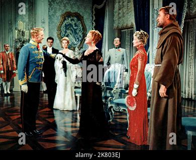 Alec Guinness, Estelle Winwood & Grace Kelly Film: The Swan (USA 1956) Regie: Charles Vidor 18 April 1956 **WARNUNG** Dieses Foto ist nur für redaktionelle Zwecke bestimmt und unterliegt dem Copyright von MGM und/oder dem von der Film- oder Produktionsfirma beauftragten Fotografen und kann nur durch Publikationen im Zusammenhang mit der Bewerbung des oben genannten Films reproduziert werden. Eine obligatorische Gutschrift an MGM ist erforderlich. Der Fotograf sollte auch bei Bekanntwerden des Fotos gutgeschrieben werden. Ohne schriftliche Genehmigung der Film Company kann keine kommerzielle Nutzung gewährt werden. Stockfoto