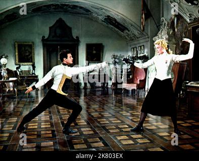 Louis Jourdan & Grace Kelly Film: The Swan (USA 1956) Regie: Charles Vidor 18 April 1956 **WARNUNG** Dieses Foto ist nur für redaktionelle Zwecke bestimmt und unterliegt dem Copyright von MGM und/oder dem von der Film- oder Produktionsfirma beauftragten Fotografen und kann nur durch Publikationen im Zusammenhang mit der Bewerbung des oben genannten Films reproduziert werden. Eine obligatorische Gutschrift an MGM ist erforderlich. Der Fotograf sollte auch bei Bekanntwerden des Fotos gutgeschrieben werden. Ohne schriftliche Genehmigung der Film Company kann keine kommerzielle Nutzung gewährt werden. Stockfoto