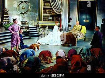 Deborah Kerr, Yul Brynner Film The King and I (1959) Charaktere: Anna Leonowens, König Mongkut von Siam Regie: Walter lang 28. Juni 1956 **WARNUNG** dieses Foto ist nur für redaktionelle Zwecke bestimmt und unterliegt dem Copyright von 20 CENTURY FOX und/oder dem Fotografen, der von der Film or Production Company zugewiesen wurde. Eine obligatorische Gutschrift für 20 CENTURY FOX ist erforderlich. Der Fotograf sollte ebenfalls angerechnet werden, wenn er bekannt ist. Ohne schriftliche Genehmigung der Film Company kann keine kommerzielle Nutzung gewährt werden. Stockfoto