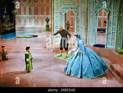 YUL Brynner & Deborah Kerr Film The King and I (1956) Charaktere: König Mongkut von Siam & Anna Leonowens Regie: Walter lang 28. Juni 1956 **WARNUNG** dieses Foto ist nur für redaktionelle Zwecke bestimmt und unterliegt dem Copyright von 20 CENTURY FOX und/oder dem Fotografen, der von der Film or Production Company zugewiesen wurde. Eine obligatorische Gutschrift für 20 CENTURY FOX ist erforderlich. Der Fotograf sollte ebenfalls angerechnet werden, wenn er bekannt ist. Ohne schriftliche Genehmigung der Film Company kann keine kommerzielle Nutzung gewährt werden. Stockfoto