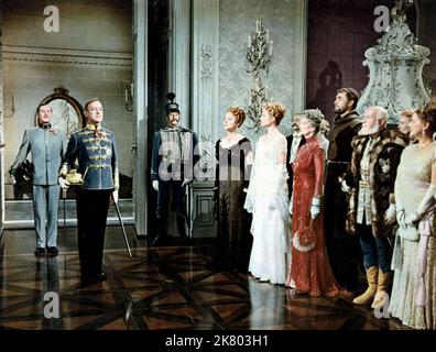 Alec Guinness, Estelle Winwood & Grace Kelly Film: The Swan (USA 1956) Regie: Charles Vidor 18 April 1956 **WARNUNG** Dieses Foto ist nur für redaktionelle Zwecke bestimmt und unterliegt dem Copyright von MGM und/oder dem von der Film- oder Produktionsfirma beauftragten Fotografen und kann nur durch Publikationen im Zusammenhang mit der Bewerbung des oben genannten Films reproduziert werden. Eine obligatorische Gutschrift an MGM ist erforderlich. Der Fotograf sollte auch bei Bekanntwerden des Fotos gutgeschrieben werden. Ohne schriftliche Genehmigung der Film Company kann keine kommerzielle Nutzung gewährt werden. Stockfoto