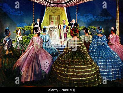 Geoffrey Toone, Deborah Kerr, Yul Brynner & Alan Mowbray Film: The King and I (1956) Charaktere: Sir Edward Ramsay,Anna Leonowens,King Mongkut of Siam & Sir John Hay Regie: Walter lang 28 June 1956 **WARNUNG** Dieses Foto ist nur für redaktionelle Verwendung bestimmt und unterliegt dem Copyright von 20 CENTURY FOX und/oder des Fotografen, der von der Film- oder Produktionsfirma beauftragt wurde und darf nur durch Publikationen im Zusammenhang mit der Bewerbung des oben genannten Films reproduziert werden. Eine obligatorische Gutschrift an 20 CENTURY FOX ist erforderlich. Der Fotograf sollte auch bei Bekanntwerden des Fotos gutgeschrieben werden. Mit kann keine kommerzielle Nutzung gewährt werden Stockfoto