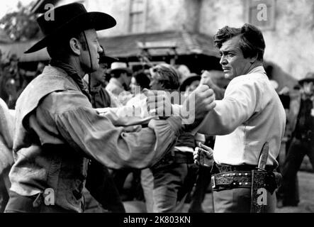 Clark Gable Film: Lone Star (USA 1952) Charaktere: Devereaux Burke Regie: Vincent Sherman 31 January 1952 **WARNUNG** Dieses Foto ist nur für redaktionelle Zwecke bestimmt und unterliegt dem Copyright von MGM und/oder dem von der Film- oder Produktionsfirma beauftragten Fotografen und kann nur von Publikationen im Zusammenhang mit der Bewerbung des oben genannten Films reproduziert werden. Eine obligatorische Gutschrift an MGM ist erforderlich. Der Fotograf sollte auch bei Bekanntwerden des Fotos gutgeschrieben werden. Ohne schriftliche Genehmigung der Film Company kann keine kommerzielle Nutzung gewährt werden. Stockfoto