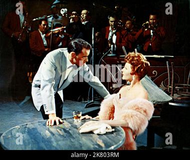 Frank Sinatra & Rita Hayworth Film PAL Joey (1957) Charaktere: Joey Evans & Vera Simpson Regie: George Sidney 25. Oktober 1957 **WARNUNG** dieses Foto ist nur für redaktionelle Zwecke bestimmt und unterliegt dem Copyright von COLUMBIA und/oder dem Fotografen, der von der Film or Production Company zugewiesen wurde. Eine obligatorische Gutschrift für COLUMBIA ist erforderlich. Der Fotograf sollte ebenfalls angerechnet werden, wenn er bekannt ist. Ohne schriftliche Genehmigung der Film Company kann keine kommerzielle Nutzung gewährt werden. Stockfoto