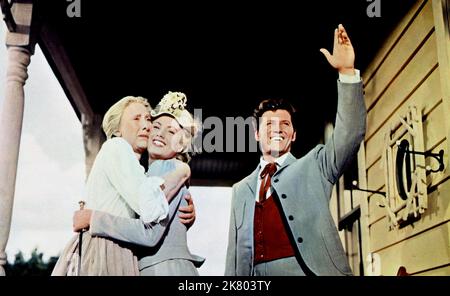 Charlotte Greenwood, Shirley Jones & Gordon Macrae Film: Oklahoma! (USA 1955) Charaktere: Tante Eller Murphy, Laurey Williams & Curly McLain Regie: Fred Zinnemann 11. Oktober 1955 **WARNUNG** Dieses Foto ist nur für redaktionelle Zwecke bestimmt und unterliegt dem Copyright von RODGERS & HAMMERSTEIN PRODUCTIONS und/oder des Fotografen, der von der Film- oder Produktionsfirma beauftragt wurde und darf nur durch Publikationen im Zusammenhang mit der Bewerbung des oben genannten Films reproduziert werden. Eine obligatorische Gutschrift für RODGERS & HAMMERSTEIN PRODUKTIONEN ist erforderlich. Der Fotograf sollte auch bei Bekanntwerden des Fotos gutgeschrieben werden. Keine kommerzielle Nutzung ca. Stockfoto