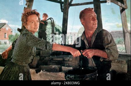 Olivia de Havilland & Alan Ladd Film The Proud Rebel (USA 1958) Charaktere: Linnett Moore & John Chandler Regie: Michael Curtiz 28. Mai 1958 **WARNUNG** dieses Foto ist nur für redaktionelle Zwecke bestimmt und unterliegt dem Urheberrecht von FORMOSA PRODUCTIONS und/oder dem Fotografen, der von der Film or Production Company zugewiesen wurde. Eine obligatorische Gutschrift für FORMOSA PRODUCTIONS ist erforderlich. Der Fotograf sollte ebenfalls angerechnet werden, wenn er bekannt ist. Ohne schriftliche Genehmigung der Film Company kann keine kommerzielle Nutzung gewährt werden. Stockfoto
