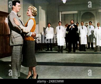 Dirk Bogarde, Muriel Pavlow & James Robertson Justice Film: Doctor At Large (1957) Charaktere: Dr. Simon Sparrow,Joy Gibson & Sir Lancelot Spratt Regie: Ralph Thomas 29. April 1957 **WARNUNG** Dieses Foto ist nur für redaktionelle Zwecke bestimmt und unterliegt dem Copyright der RANK-ORGANISATION und/oder des Fotografen, der von der Film- oder Produktionsfirma beauftragt wurde und darf nur von Publikationen im Zusammenhang mit der Bewerbung des oben genannten Films reproduziert werden. Eine obligatorische Gutschrift für DIE ORGANISATION „RANK“ ist erforderlich. Der Fotograf sollte auch bei Bekanntwerden des Fotos gutgeschrieben werden. Ohne schriftliche Genehmigung kann keine kommerzielle Nutzung gewährt werden Stockfoto