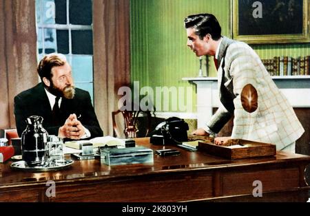 James Robertson Justice & Dirk Bogarde Film: Doctor At Large (1958) Charaktere: Sir Lancelot Spratt & Dr. Simon Sparrow Regie: Ralph Thomas 29. April 1957 **WARNUNG** Dieses Foto ist nur für redaktionelle Zwecke bestimmt und unterliegt dem Copyright der RANK-ORGANISATION und/oder des Fotografen, der von der Film- oder Produktionsfirma beauftragt wurde und darf nur von Publikationen im Zusammenhang mit der Bewerbung des oben genannten Films reproduziert werden. Eine obligatorische Gutschrift für DIE ORGANISATION „RANK“ ist erforderlich. Der Fotograf sollte auch bei Bekanntwerden des Fotos gutgeschrieben werden. Ohne schriftliche Genehmigung der Film Co. Kann keine kommerzielle Nutzung gewährt werden Stockfoto