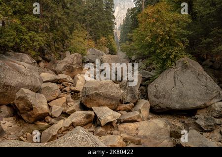 Trockener Blick auf den Merced River im Frühherbst im Yosemite National Park Stockfoto