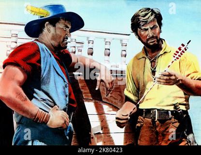 Jeff York & Fess Parker Film: Davy Crockett: And the River Pirates (1954) Charaktere: Mike Fink (Archivmaterial) & Davy Crockett Regie: Norman Foster 18 July 1956 **WARNUNG** Dieses Foto ist nur für redaktionelle Verwendung bestimmt und unterliegt dem Copyright von DISNEY und/oder dem von der Film- oder Produktionsfirma beauftragten Fotografen und kann nur von Publikationen im Zusammenhang mit der Bewerbung des oben genannten Films reproduziert werden. Eine obligatorische Gutschrift an DISNEY ist erforderlich. Der Fotograf sollte auch bei Bekanntwerden des Fotos gutgeschrieben werden. Ohne schriftliche Genehmigung der Film Company kann keine kommerzielle Nutzung gewährt werden. Stockfoto