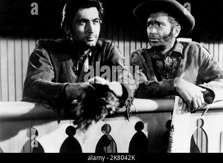 Fess Parker & Buddy Ebsen Film: Davy Crockett: King Of The Wild Frontier (1950) Charaktere: Davy Crockett & George Russel Regie: Norman Foster 15 December 1954 **WARNUNG** Dieses Foto ist nur für redaktionelle Zwecke bestimmt und unterliegt dem Copyright von DISNEY und/oder dem von der Film- oder Produktionsfirma beauftragten Fotografen.Es kann nur von Publikationen im Zusammenhang mit der Bewerbung des oben genannten Films reproduziert werden. Eine obligatorische Gutschrift an DISNEY ist erforderlich. Der Fotograf sollte auch bei Bekanntwerden des Fotos gutgeschrieben werden. Ohne schriftliche Genehmigung der Film Company kann keine kommerzielle Nutzung gewährt werden. Stockfoto