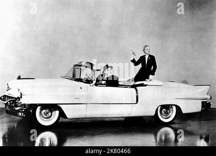 Paul Douglas & Judy Holliday Film: The Solid Gold Cadillac (1953) Charaktere: Edward L. McKeever & Laura Partridge Regie: Richard Quine 22. August 1956 **WARNUNG** Dieses Foto ist nur für redaktionelle Verwendung bestimmt und unterliegt dem Copyright von COLUMBIA PICTURES und/oder des Fotografen, der von der Film- oder Produktionsfirma beauftragt wurde und darf nur von Publikationen im Zusammenhang mit der Bewerbung des oben genannten Films reproduziert werden. Eine obligatorische Gutschrift für COLUMBIA PICTURES ist erforderlich. Der Fotograf sollte auch bei Bekanntwerden des Fotos gutgeschrieben werden. Ohne schriftliche Genehmigung der Film Compa kann keine kommerzielle Nutzung gewährt werden Stockfoto