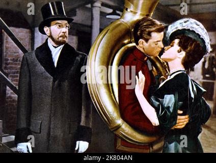 Clifton Webb, Robert Wagner & Debra Paget Film: Stars and Stripes Forever; Marching Along (USA 1952) Charaktere: John Philip Sousa,Willie Little & Lily Becker Regie: Henry Koster 22 December 1952 **WARNUNG** Dieses Foto ist nur für den redaktionellen Gebrauch bestimmt und unterliegt dem Copyright von 20. CENTURY FOX und/oder des Fotografen, der von der Film- oder Produktionsfirma beauftragt wurde, und kann nur durch Publikationen im Zusammenhang mit der Bewerbung des oben genannten Films reproduziert werden. Eine obligatorische Gutschrift an 20. CENTURY FOX ist erforderlich. Der Fotograf sollte auch bei Bekanntwerden des Fotos gutgeschrieben werden. Es kann keine kommerzielle Nutzung von wi gewährt werden Stockfoto