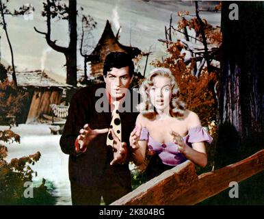 Peter Palmer & Leslie Parrish Film: Li'L Abner (1953) Regie: Melvin Frank 11 December 1959 **WARNUNG** Dieses Foto ist nur für redaktionelle Zwecke bestimmt und unterliegt dem Copyright von PARAMOUNT und/oder des Fotografen, der von der Film- oder Produktionsfirma beauftragt wurde und darf nur von Publikationen im Zusammenhang mit der Bewerbung des oben genannten Films reproduziert werden. Eine obligatorische Gutschrift an PARAMOUNT ist erforderlich. Der Fotograf sollte auch bei Bekanntwerden des Fotos gutgeschrieben werden. Ohne schriftliche Genehmigung der Film Company kann keine kommerzielle Nutzung gewährt werden. Stockfoto