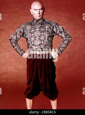 YUL Brynner Film The King and I (1956) Charaktere: King Mongkut of Siam Regie: Walter lang 28. Juni 1956 **WARNUNG** dieses Foto ist nur für redaktionelle Zwecke bestimmt und unterliegt dem Urheberrecht von 20 CENTURY FOX und/oder dem Fotografen, der von der Film or Production Company beauftragt wurde. Eine obligatorische Gutschrift für 20 CENTURY FOX ist erforderlich. Der Fotograf sollte ebenfalls angerechnet werden, wenn er bekannt ist. Ohne schriftliche Genehmigung der Film Company kann keine kommerzielle Nutzung gewährt werden. Stockfoto