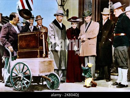 Clifton Webb, Debra Paget & Robert Wagner Film: Stars and Stripes Forever; Marching Along (USA 1952) Charaktere: John Philip Sousa,Lily Becker & Willie Little Regie: Henry Koster 22 December 1952 **WARNUNG** Dieses Foto ist nur für den redaktionellen Gebrauch bestimmt und unterliegt dem Copyright von 20. CENTURY FOX und/oder des Fotografen, der von der Film- oder Produktionsfirma beauftragt wurde, und kann nur durch Publikationen im Zusammenhang mit der Bewerbung des oben genannten Films reproduziert werden. Eine obligatorische Gutschrift an 20. CENTURY FOX ist erforderlich. Der Fotograf sollte auch bei Bekanntwerden des Fotos gutgeschrieben werden. Es kann keine kommerzielle Nutzung von wi gewährt werden Stockfoto