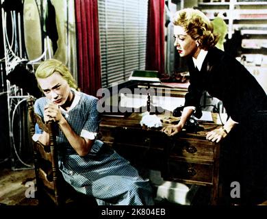 Hope lange & Lana Turner Film: Peyton Place (1957) Charaktere: Selena Cross & Constance MacKenzie Regie: Mark Robson 01 April 1957 **WARNUNG** Dieses Foto ist nur für redaktionelle Verwendung bestimmt und unterliegt dem Copyright von 20. CENTURY FOX und/oder des Fotografen, der von der Film- oder Produktionsfirma beauftragt wurde und darf nur durch Publikationen im Zusammenhang mit der Bewerbung des oben genannten Films reproduziert werden. Eine obligatorische Gutschrift an 20. CENTURY FOX ist erforderlich. Der Fotograf sollte auch bei Bekanntwerden des Fotos gutgeschrieben werden. Ohne schriftliche Genehmigung der Film Company kann keine kommerzielle Nutzung gewährt werden. Stockfoto