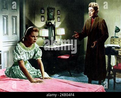 Diane Varsi & Lana Turner Film: Peyton Place (1953) Charaktere: Allison MacKenzie & Constance MacKenzie Regie: Mark Robson 01 April 1957 **WARNUNG** Dieses Foto ist nur für redaktionelle Verwendung bestimmt und unterliegt dem Copyright von 20. CENTURY FOX und/oder des Fotografen, der von der Film- oder Produktionsfirma beauftragt wurde und darf nur durch Publikationen im Zusammenhang mit der Bewerbung des oben genannten Films reproduziert werden. Eine obligatorische Gutschrift an 20. CENTURY FOX ist erforderlich. Der Fotograf sollte auch bei Bekanntwerden des Fotos gutgeschrieben werden. Ohne schriftliche Genehmigung der Film Company kann keine kommerzielle Nutzung gewährt werden. Stockfoto