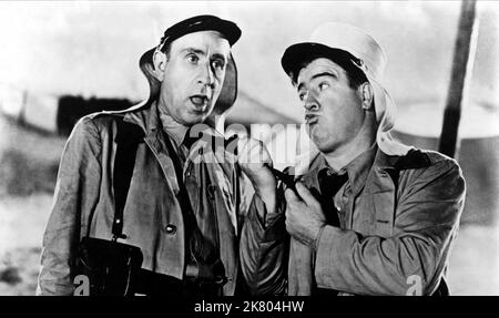 Bud Abbott & Lou Costello Film: Abbott Und Costello In The Foreign Legion (1958) Charaktere: Bud Jones & Lou Hotchkiss Regie: Charles Lamont 19 February 1950 **WARNUNG** Dieses Foto ist nur für redaktionelle Zwecke bestimmt und unterliegt dem Copyright von UNIVERSAL und/oder dem Fotografen, der von der Film- oder Produktionsfirma beauftragt wurde und darf nur von Publikationen im Zusammenhang mit der Bewerbung des oben genannten Films reproduziert werden. Eine obligatorische Gutschrift an UNIVERSAL ist erforderlich. Der Fotograf sollte auch bei Bekanntwerden des Fotos gutgeschrieben werden. Ohne schriftliche Genehmigung der Film Company kann keine kommerzielle Nutzung gewährt werden. Stockfoto