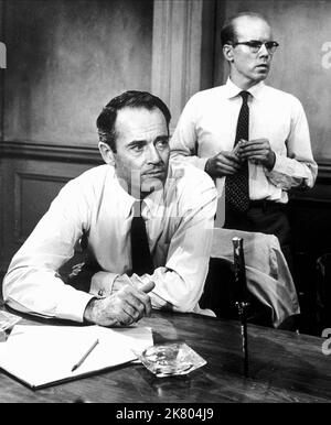 Henry Fonda & John Fiedler Film: 12 Angry Men; Twelve Angry Men (USA 1957) Charaktere: Juror #8 & Juror #2 Regie: Sidney Lumet 10. April 1957 **WARNUNG** Dieses Foto ist nur für redaktionelle Verwendung bestimmt und unterliegt dem Copyright von UNITED ARTISTS und/oder dem Fotografen, der von der Film- oder Produktionsfirma beauftragt wurde und darf nur von Publikationen im Zusammenhang mit der Bewerbung des oben genannten Films reproduziert werden. Eine obligatorische Gutschrift für UNITED ARTISTS ist erforderlich. Der Fotograf sollte auch bei Bekanntwerden des Fotos gutgeschrieben werden. Ohne schriftliche Genehmigung der Film Company kann keine kommerzielle Nutzung gewährt werden. Stockfoto