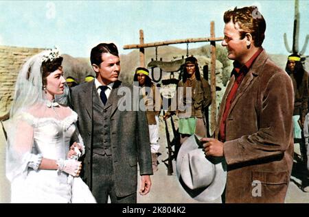 Pat Crowley, Audie Murphy & Charles Drake Film: Walk the Proud Land (USA 1956) Charaktere: Mary Dennison, John Philip Clum & Tom Sweeny Regie: Jesse Hibbs 01. August 1956 **WARNUNG** Dieses Foto ist nur für redaktionelle Verwendung bestimmt und unterliegt dem Copyright von UNIVERSAL und/oder dem Fotografen, der von der Film- oder Produktionsfirma beauftragt wurde und darf nur von Publikationen im Zusammenhang mit der Bewerbung des oben genannten Films reproduziert werden. Eine obligatorische Gutschrift an UNIVERSAL ist erforderlich. Der Fotograf sollte auch bei Bekanntwerden des Fotos gutgeschrieben werden. Ohne schriftliche Genehmigung der Film Com kann keine kommerzielle Nutzung gewährt werden Stockfoto