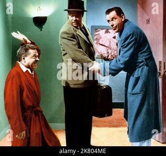 Mickey Rooney, Mickey Shaughnessy & Tom Ewell Film: A Nice Little Bank that should be beraubt (1959) Charaktere: Gus Harris,Harold 'Rocky' Baker & Max Rutgers Regie: Henry Levin 01 December 1958 **WARNUNG** Dieses Foto ist nur für den redaktionellen Gebrauch bestimmt und unterliegt dem Copyright von 20. CENTURY FOX und/oder des Fotografen, der von der Film- oder Produktionsfirma beauftragt wurde, und kann nur durch Publikationen im Zusammenhang mit der Bewerbung des oben genannten Films reproduziert werden. Eine obligatorische Gutschrift an 20. CENTURY FOX ist erforderlich. Der Fotograf sollte auch bei Bekanntwerden des Fotos gutgeschrieben werden. Mit kann keine kommerzielle Nutzung gewährt werden Stockfoto