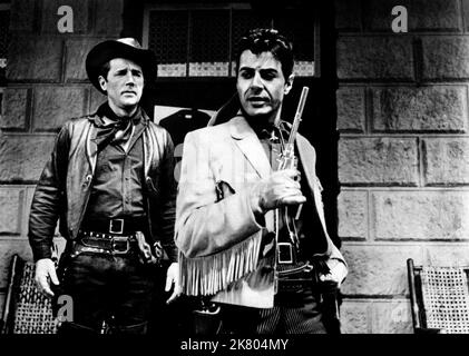 Szene mit Howard Duff Film: Blackjack Ketchum, Desperado (1952) Charaktere: MIT Tom 'Blackjack' Ketchum Regie: Earl Bellamy 01 April 1956 **WARNUNG** Dieses Foto ist nur für redaktionelle Zwecke bestimmt und unterliegt dem Copyright von KLEEBLATT und/oder dem Fotografen, der von der Film- oder Produktionsfirma beauftragt wurde, und kann nur von Publikationen im Zusammenhang mit der Bewerbung des oben genannten Films reproduziert werden. Eine obligatorische Gutschrift für KLEEBLATT ist erforderlich. Der Fotograf sollte auch bei Bekanntwerden des Fotos gutgeschrieben werden. Ohne schriftliche Genehmigung der Film Company kann keine kommerzielle Nutzung gewährt werden. Stockfoto