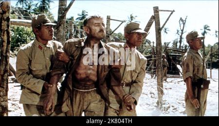 Alec Guinness Film The Bridge on the River Kwai (1959) Charaktere: Oberst Nicholson Regie: David Lean 02. Oktober 1957 **WARNUNG** dieses Foto ist nur für redaktionelle Zwecke bestimmt und unterliegt dem Copyright von COLUMBIA und/oder dem Fotografen, der von der Film or Production Company beauftragt wurde. Eine obligatorische Gutschrift für COLUMBIA ist erforderlich. Der Fotograf sollte ebenfalls angerechnet werden, wenn er bekannt ist. Ohne schriftliche Genehmigung der Film Company kann keine kommerzielle Nutzung gewährt werden. Stockfoto