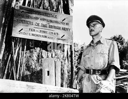 Alec Guinness Film The Bridge on the River Kwai (1957) Charaktere: Oberst Nicholson Regie: David Lean 02. Oktober 1957 **WARNUNG** dieses Foto ist nur für redaktionelle Zwecke bestimmt und unterliegt dem Copyright von COLUMBIA und/oder dem Fotografen, der von der Film or Production Company beauftragt wurde. Eine obligatorische Gutschrift für COLUMBIA ist erforderlich. Der Fotograf sollte ebenfalls angerechnet werden, wenn er bekannt ist. Ohne schriftliche Genehmigung der Film Company kann keine kommerzielle Nutzung gewährt werden. Stockfoto