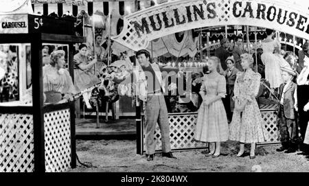 Gordon Macrae, Shirley Jones & Barbara Ruick Film: Carousel (1958) Charaktere: Billy Bigelow,Julie Jordan & Carrie Pipperidge Regie: Henry King 16 February 1956 **WARNUNG** Dieses Foto ist nur für den redaktionellen Gebrauch bestimmt und unterliegt dem Copyright von 20 CENTURY FOX und/oder des Fotografen, der von der Film- oder Produktionsfirma beauftragt wurde, und kann nur durch Publikationen im Zusammenhang mit der Bewerbung des oben genannten Films reproduziert werden. Eine obligatorische Gutschrift an 20 CENTURY FOX ist erforderlich. Der Fotograf sollte auch bei Bekanntwerden des Fotos gutgeschrieben werden. Ohne schriftliche Genehmigung des Films C kann keine kommerzielle Nutzung gewährt werden Stockfoto