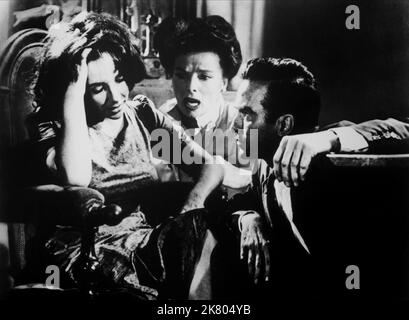 Elizabeth Taylor, Katharine Hepburn & Montgomery Clift Film: Suddenly, Last Summer (USA 1959) Charaktere: Catherine Holly,Mrs. Violet Venable & Dr. Cukrowicz Direktor: Joseph L. Mankiewicz 22 December 1959 **WARNUNG** Dieses Foto ist nur für den redaktionellen Gebrauch bestimmt und unterliegt dem Copyright von COLUMBIA und/oder des Fotografen, der von der Film- oder Produktionsfirma beauftragt wurde, und kann nur durch Publikationen im Zusammenhang mit der Bewerbung des oben genannten Films reproduziert werden. Eine obligatorische Gutschrift an COLUMBIA ist erforderlich. Der Fotograf sollte auch bei Bekanntwerden des Fotos gutgeschrieben werden. Ohne wri kann keine kommerzielle Nutzung gewährt werden Stockfoto