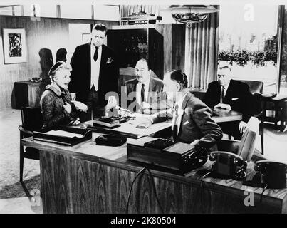 Judy Holliday & Paul Douglas Film: The Solid Gold Cadillac (1956) Charaktere: Laura Partridge & Edward L. McKeever Regie: Richard Quine 22. August 1956 **WARNUNG** Dieses Foto ist nur für redaktionelle Verwendung bestimmt und unterliegt dem Copyright von COLUMBIA PICTURES und/oder des Fotografen, der von der Film- oder Produktionsfirma beauftragt wurde und darf nur von Publikationen im Zusammenhang mit der Bewerbung des oben genannten Films reproduziert werden. Eine obligatorische Gutschrift für COLUMBIA PICTURES ist erforderlich. Der Fotograf sollte auch bei Bekanntwerden des Fotos gutgeschrieben werden. Ohne schriftliche Genehmigung der Film Compa kann keine kommerzielle Nutzung gewährt werden Stockfoto