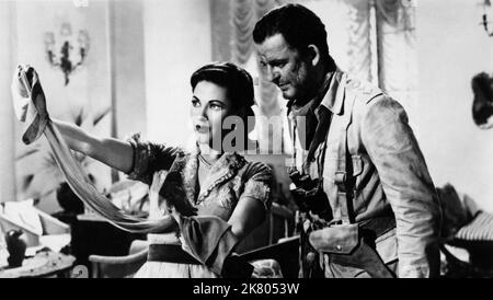 Yvonne De Carlo & David Tomlinson Film: Hotel Sahara (1955) Charaktere: Yasmin Pallas & Capt. Puffin Cheyne Regie: Ken Annakin 12 October 1951 **WARNUNG** Dieses Foto ist nur für redaktionelle Zwecke bestimmt und unterliegt dem Copyright von RANK und/oder des Fotografen, der von der Film- oder Produktionsfirma beauftragt wurde, und kann nur von Publikationen im Zusammenhang mit der Bewerbung des oben genannten Films reproduziert werden. Eine obligatorische Gutschrift für RANG ist erforderlich. Der Fotograf sollte auch bei Bekanntwerden des Fotos gutgeschrieben werden. Ohne schriftliche Genehmigung der Film Company kann keine kommerzielle Nutzung gewährt werden. Stockfoto