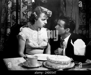 Shelley Winters & Montgomery Clift Film: A Place in the Sun (USA 1951) Charaktere: Alice Tripp & George Eastman Regie: George Stevens 14. August 1951 **WARNUNG** Dieses Foto ist nur für redaktionelle Zwecke bestimmt und unterliegt dem Copyright von PARAMOUNT und/oder des Fotografen, der von der Film- oder Produktionsfirma beauftragt wurde, und kann nur von Publikationen im Zusammenhang mit der Bewerbung des oben genannten Films reproduziert werden. Eine obligatorische Gutschrift an PARAMOUNT ist erforderlich. Der Fotograf sollte auch bei Bekanntwerden des Fotos gutgeschrieben werden. Ohne schriftliche Genehmigung der Film Company kann keine kommerzielle Nutzung gewährt werden. Stockfoto