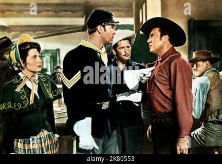 Polly Bergen, Forrest Tucker & Edmond O'Brien Film: Warpath (1953) Regie: Byron Haskin 01. August 1951 **WARNUNG** Dieses Foto ist nur für redaktionelle Verwendung bestimmt und unterliegt dem Copyright der Film Company und/oder des Fotografen, der von der Film- oder Produktionsfirma beauftragt wurde, und kann nur durch Publikationen im Zusammenhang mit der Bewerbung des oben genannten Films reproduziert werden. Eine obligatorische Gutschrift an die Filmgesellschaft ist erforderlich. Der Fotograf sollte auch bei Bekanntwerden des Fotos gutgeschrieben werden. Ohne schriftliche Genehmigung der Film Company kann keine kommerzielle Nutzung gewährt werden. Stockfoto