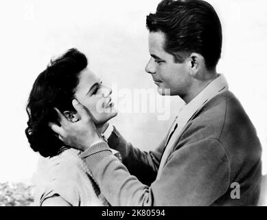 Geraldine Brooks & Glenn Ford Film: The Green Glove (1957) Charaktere: Christine 'Chris' Kenneth & Michael 'Mike' Blake Regie: Rudolph Mate 12 March 1952 **WARNUNG** Dieses Foto ist nur für den redaktionellen Gebrauch bestimmt und unterliegt dem Copyright der Filmgesellschaft und/oder des Fotografen, der von der Film- oder Produktionsgesellschaft beauftragt wurde, und kann nur durch Publikationen im Zusammenhang mit der Bewerbung des oben genannten Films reproduziert werden. Eine obligatorische Gutschrift an die Filmgesellschaft ist erforderlich. Der Fotograf sollte auch bei Bekanntwerden des Fotos gutgeschrieben werden. Ohne schriftliche Genehmigung des Film Comp kann keine kommerzielle Nutzung gewährt werden Stockfoto