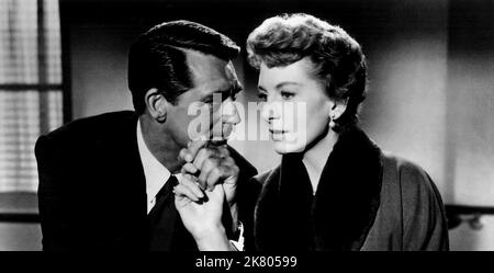 Cary Grant & Deborah Kerr Film: An Affair to Remember (1951) Charaktere: Nickie Ferrante & Terry McKay Regie: Leo McCarey 02 July 1957 **WARNUNG** Dieses Foto ist nur für den redaktionellen Gebrauch bestimmt und unterliegt dem Copyright von 20. CENTURY FOX und/oder des Fotografen, der von der Film- oder Produktionsfirma beauftragt wurde, und kann nur durch Publikationen im Zusammenhang mit der Bewerbung des oben genannten Films reproduziert werden. Eine obligatorische Gutschrift an 20. CENTURY FOX ist erforderlich. Der Fotograf sollte auch bei Bekanntwerden des Fotos gutgeschrieben werden. Ohne schriftliche Genehmigung der Film Company kann keine kommerzielle Nutzung gewährt werden. Stockfoto