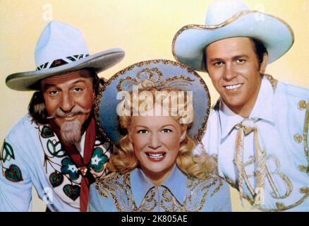 Louis Calhern, Betty Hutton & Howard Keel Film: Annie Get Your Gun (USA 1950) Charaktere: Col. Buffalo Bill Cody,Annie Oakley & Frank Butler / Titel auch: 'Annie Get Your Gun - Annie, Schieß Los!' Regie: George Sidney 17 May 1950 **WARNUNG** Dieses Foto ist nur für redaktionelle Zwecke bestimmt und unterliegt dem Copyright von MGM und/oder dem Fotografen, der von der Film- oder Produktionsfirma beauftragt wurde, und kann nur von Publikationen im Zusammenhang mit der Bewerbung des oben genannten Films reproduziert werden. Eine obligatorische Gutschrift an MGM ist erforderlich. Der Fotograf sollte auch bei Bekanntwerden des Fotos gutgeschrieben werden. Es kann keine kommerzielle Nutzung erfolgen Stockfoto