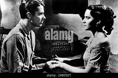 Audie Murphy & Susan Kohner Film: To Hell and Back (USA 1955) Charaktere: Audie Murphy & Maria Regie: Jesse Hibbs 17. August 1955 **WARNUNG** Dieses Foto ist nur für redaktionelle Verwendung bestimmt und unterliegt dem Copyright von UNIVERSAL und/oder dem Fotografen, der von der Film- oder Produktionsfirma beauftragt wurde und darf nur von Publikationen im Zusammenhang mit der Bewerbung des oben genannten Films reproduziert werden. Eine obligatorische Gutschrift an UNIVERSAL ist erforderlich. Der Fotograf sollte auch bei Bekanntwerden des Fotos gutgeschrieben werden. Ohne schriftliche Genehmigung der Film Company kann keine kommerzielle Nutzung gewährt werden. Stockfoto